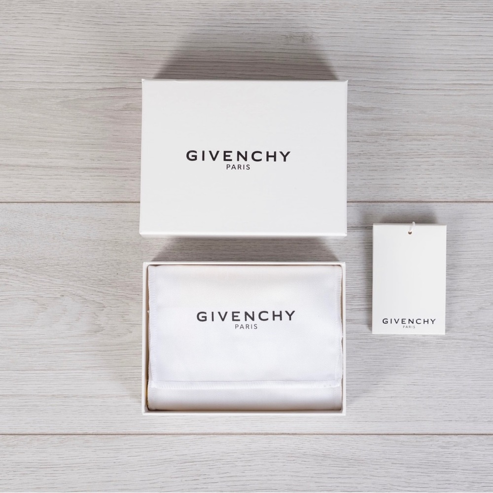 Givenchy - Picture 2 of 2